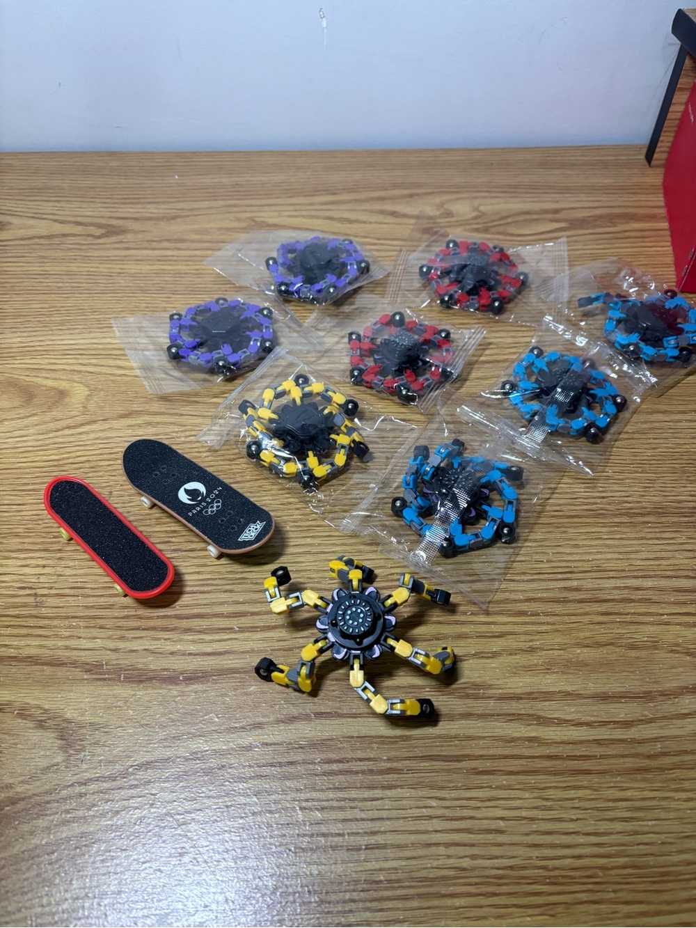 Fidget Spinners & Fingerboard Skateboards